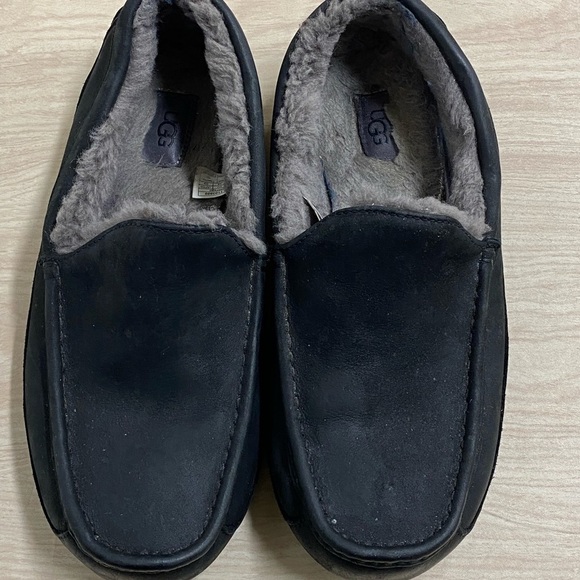UGG Ascot Matte Leather Black Fur Slippers Mens Size 11 (Fits Size 10) - Picture 1 of 5